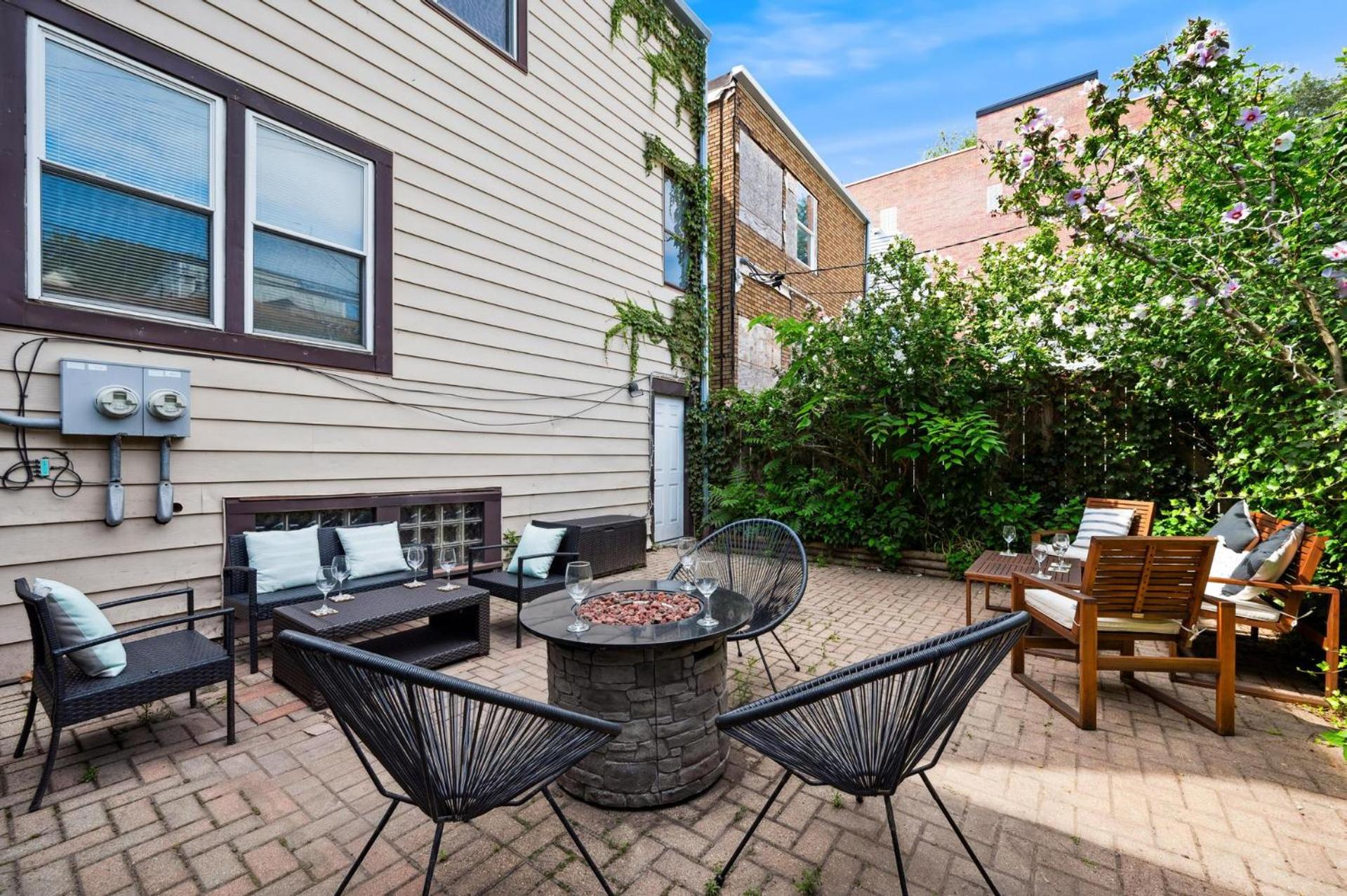 2 Bed Apt w/ Office, Free Parking, Near Wrigley view 3