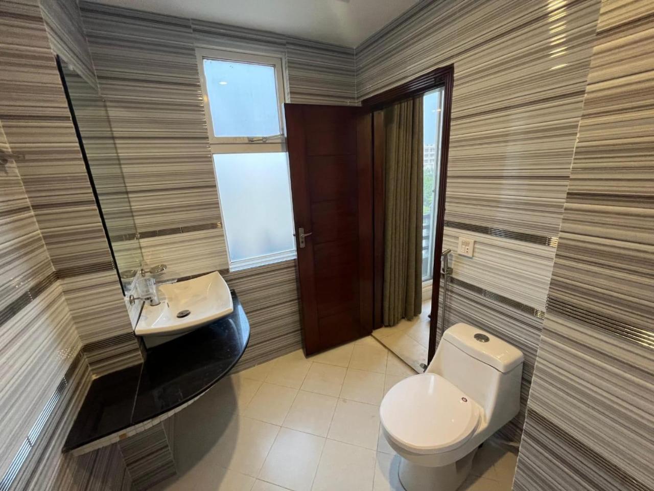 Luxury Apartment in Lahore Bahria Town view 2