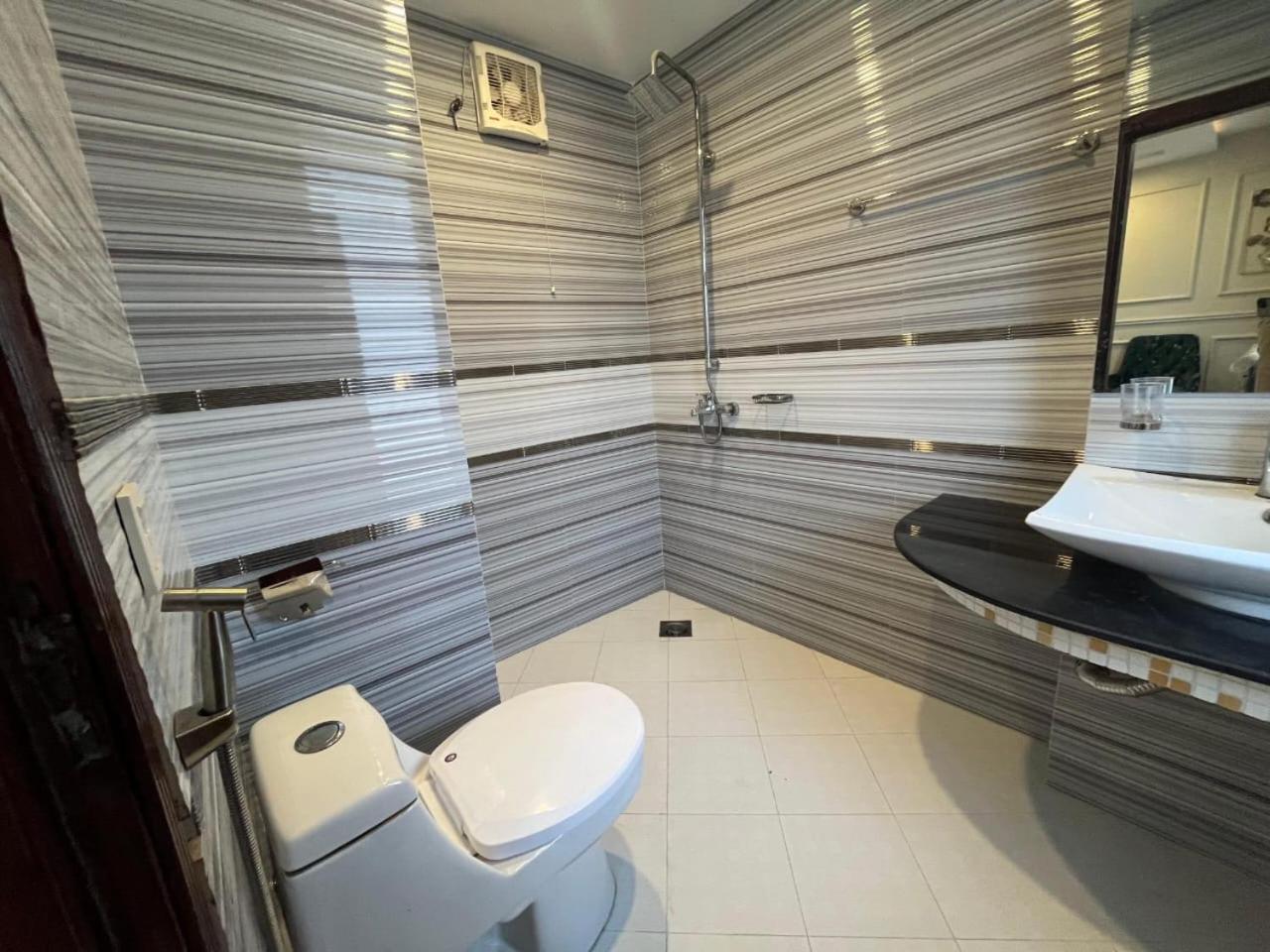 Luxury Apartment in Lahore Bahria Town view 3