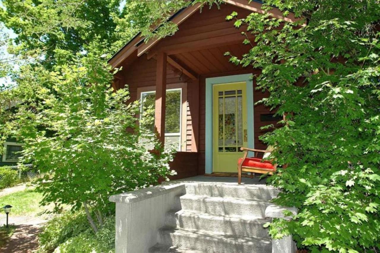 Bluebird Day - Jefferson Cottage