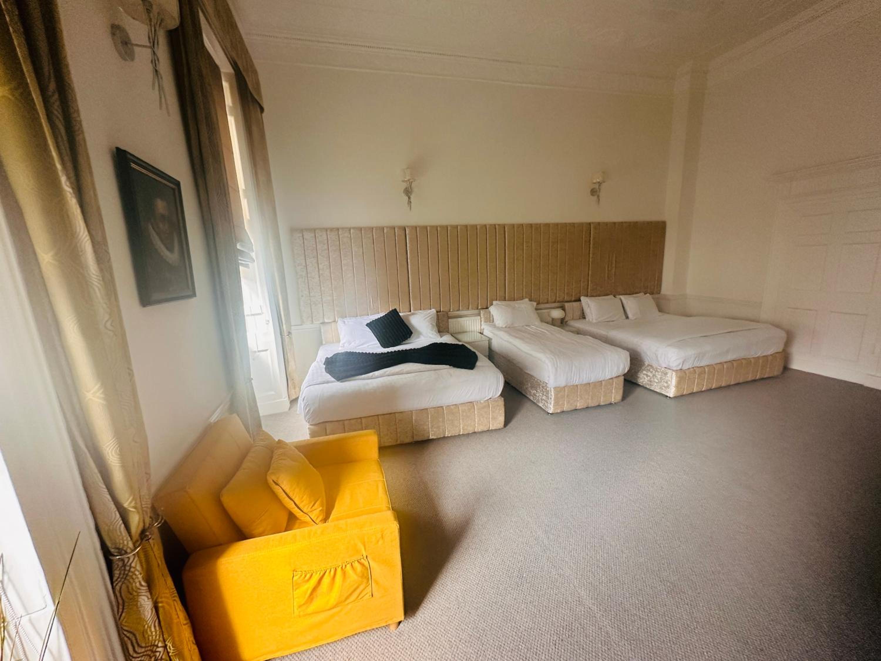 Luxury London 3 Bedroom Duplex with Pool Table - 4HS