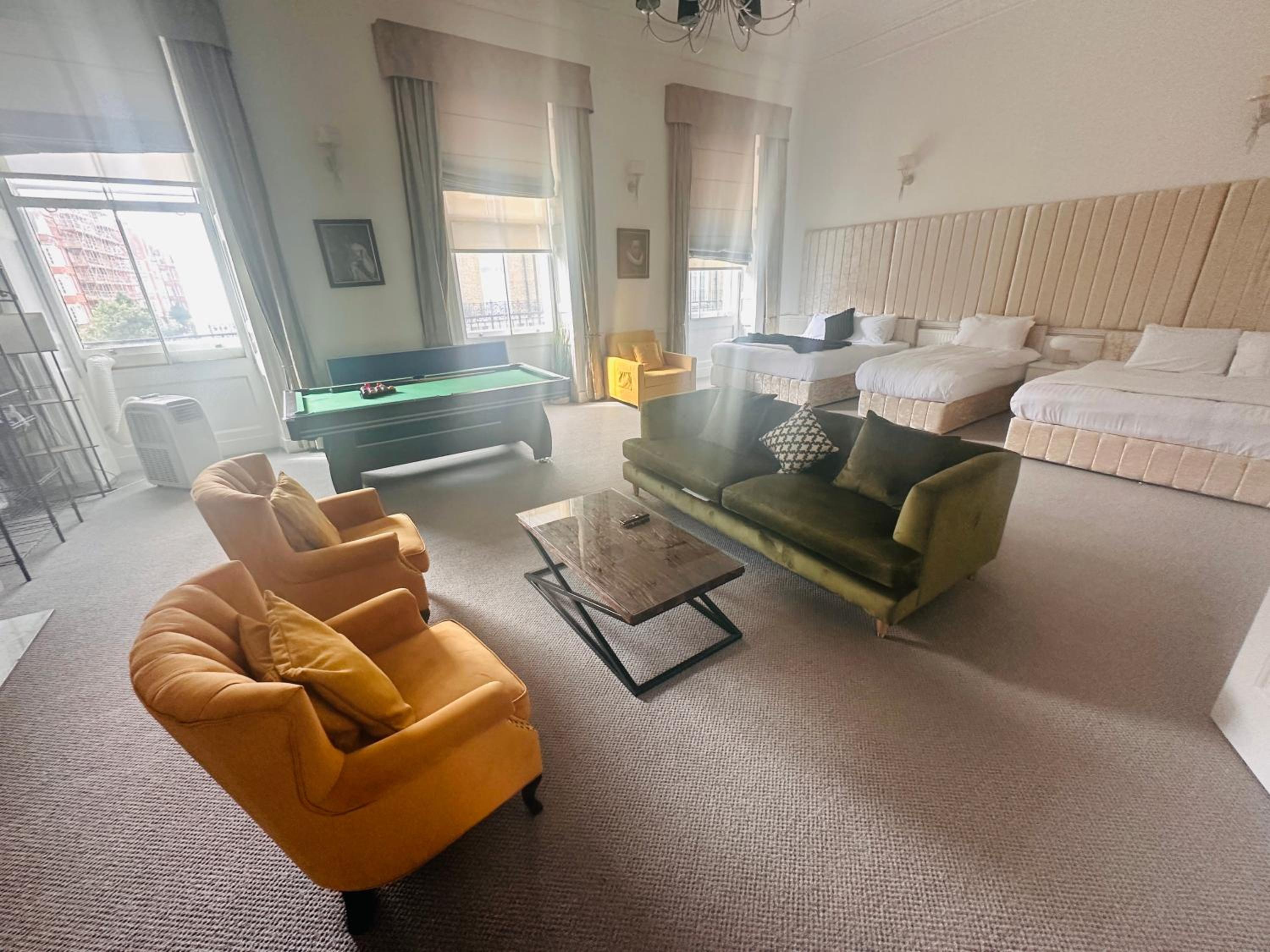 Luxury London 3 Bedroom Duplex with Pool Table - 4HS