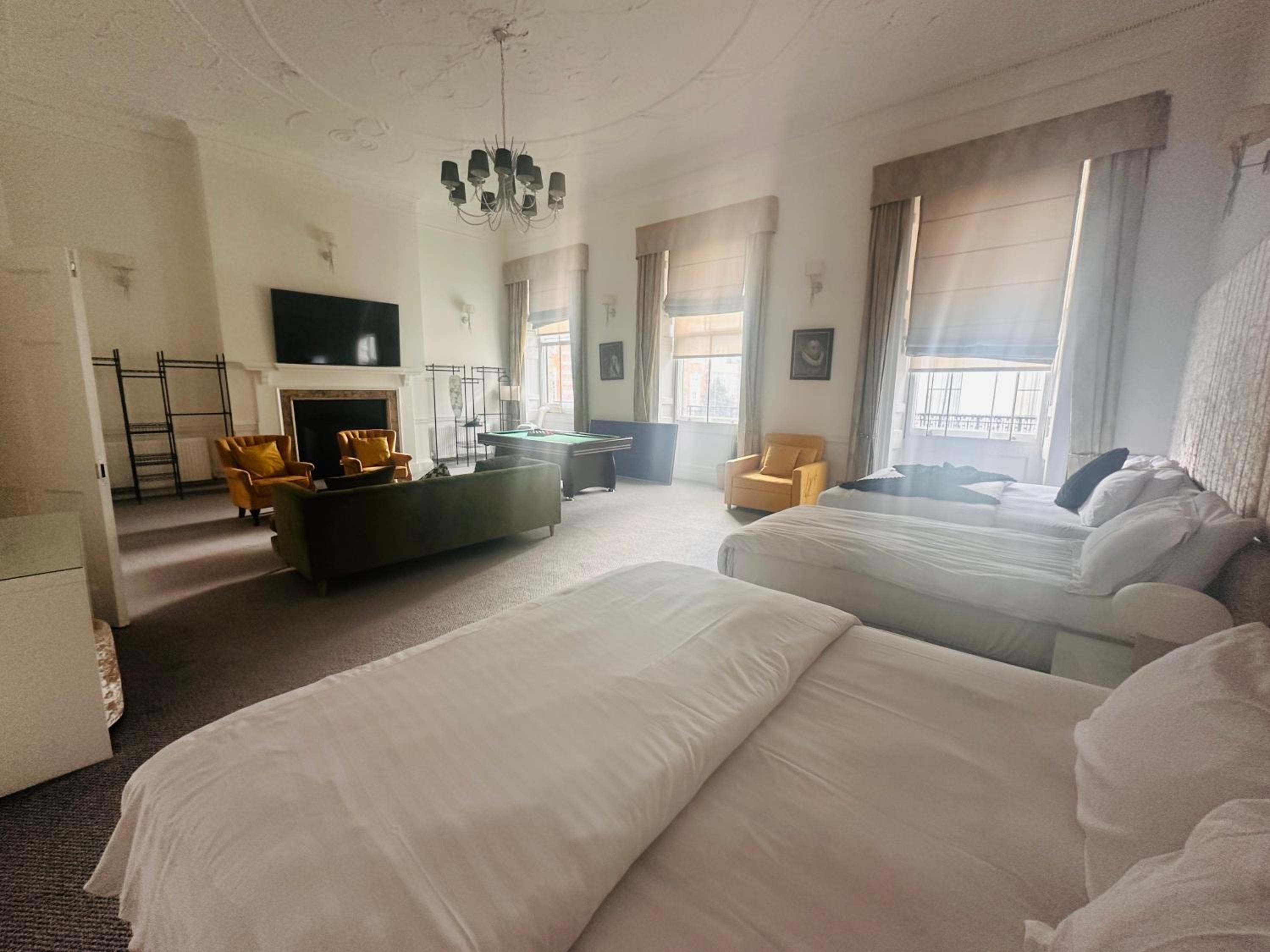Luxury London 3 Bedroom Duplex with Pool Table - 4HS