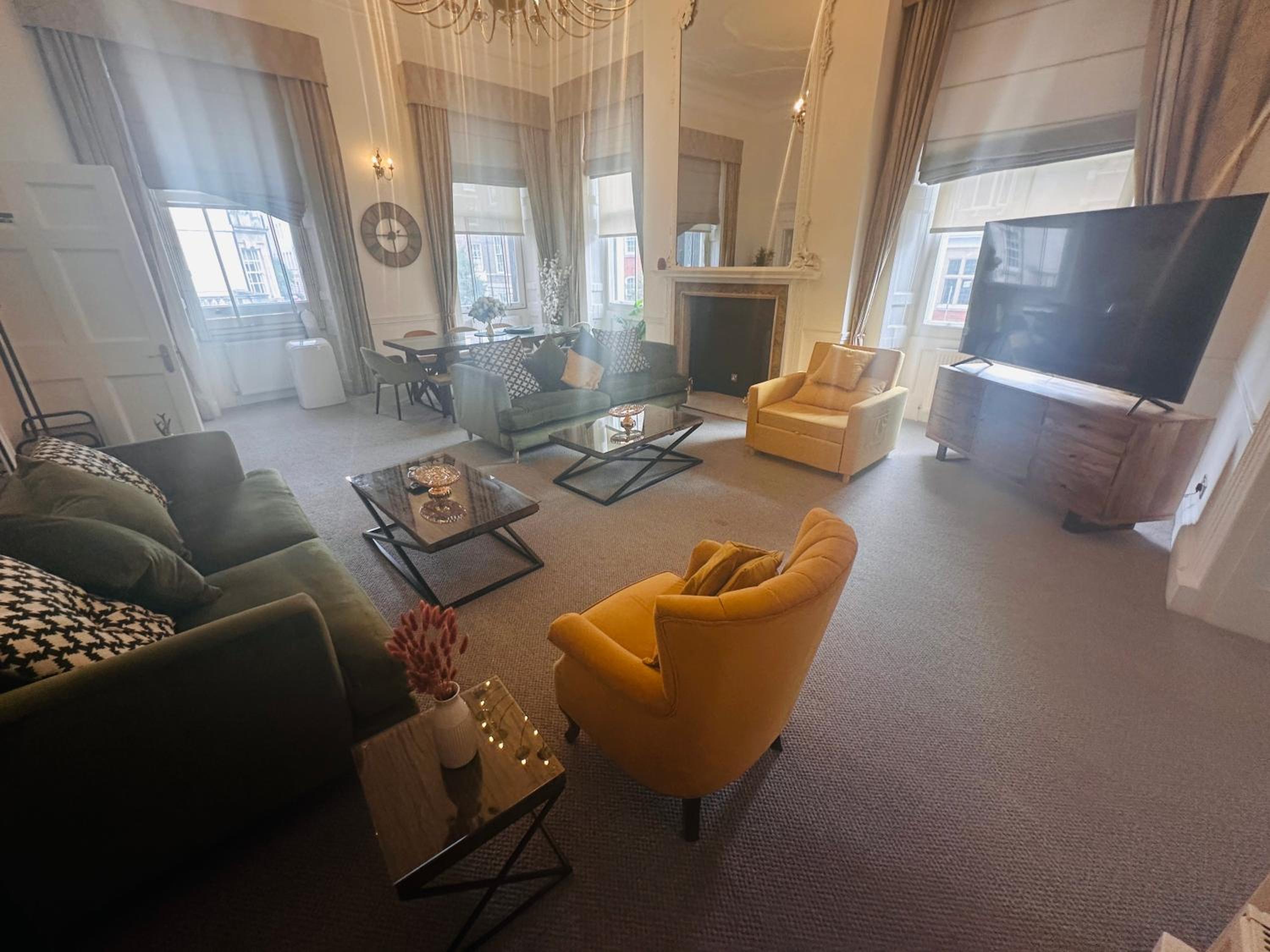 Luxury London 3 Bedroom Duplex with Pool Table - 4HS