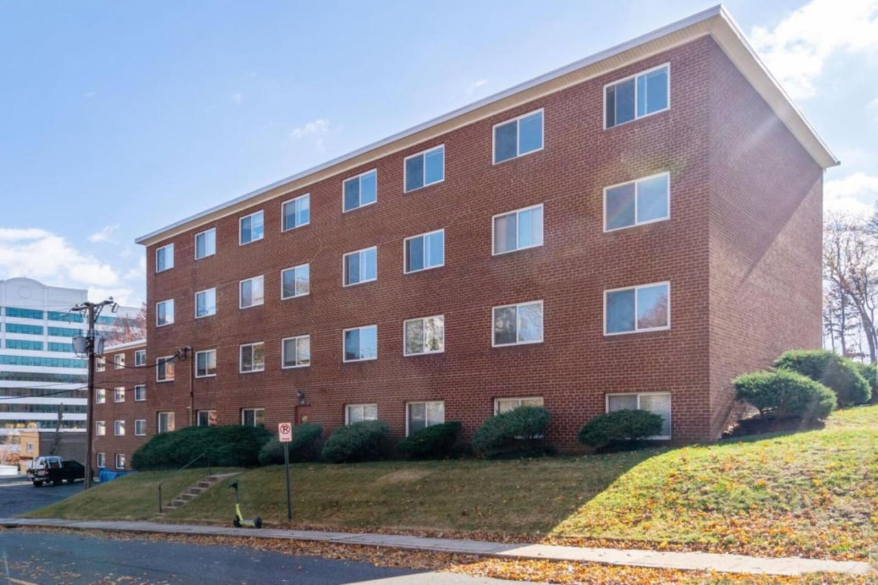 Crystal City Charm 2BR Free Parking 104