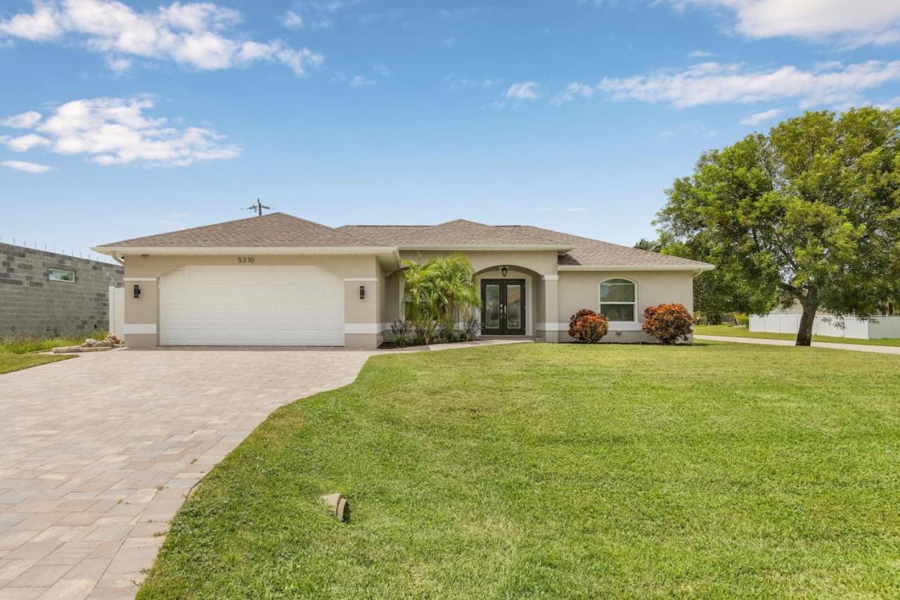 Paradise Found Relaxing Pool home in Cape Coral view 4