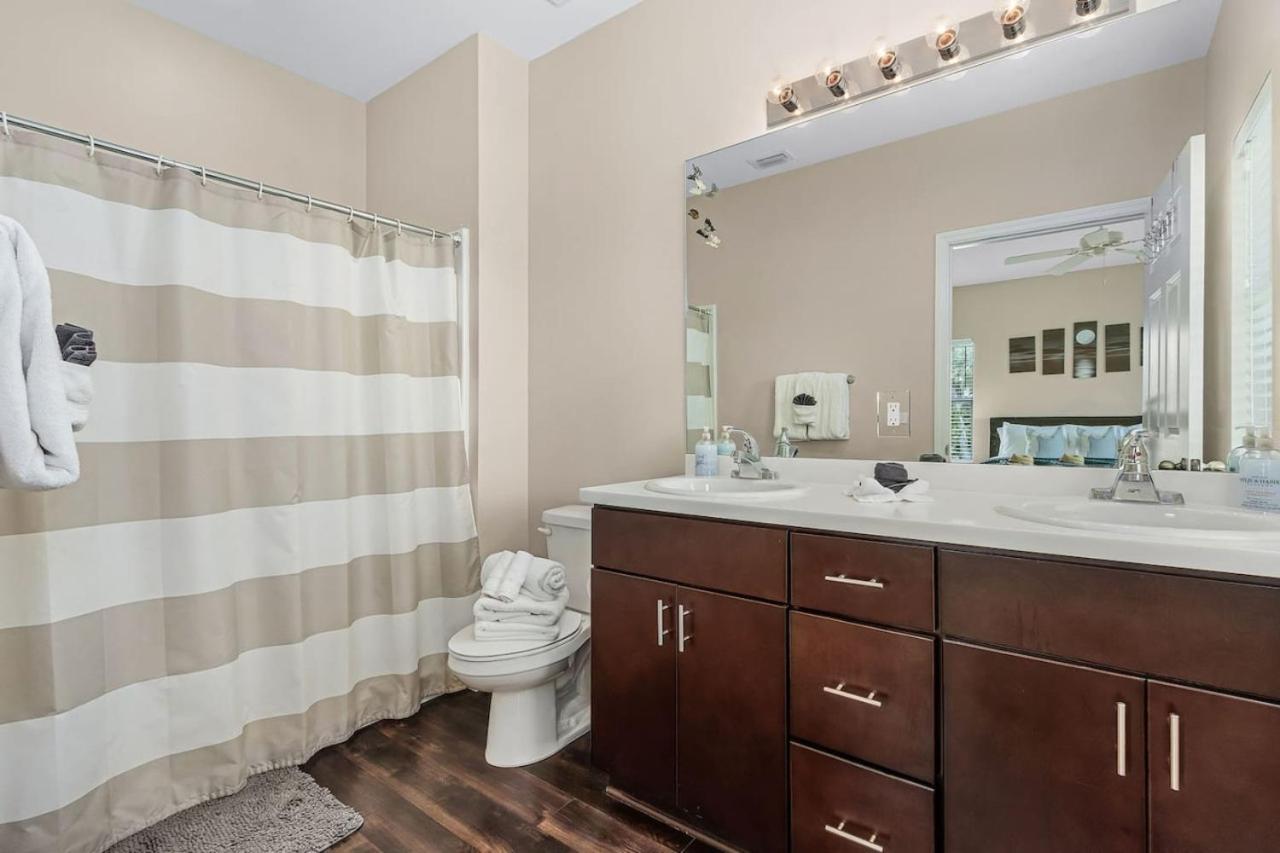 Gorgeous Townhome Close to the beaches view 3