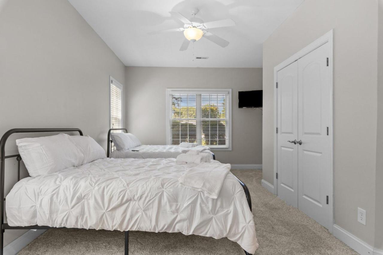 Luxurious Pine Manor Golf Front Estate view 3