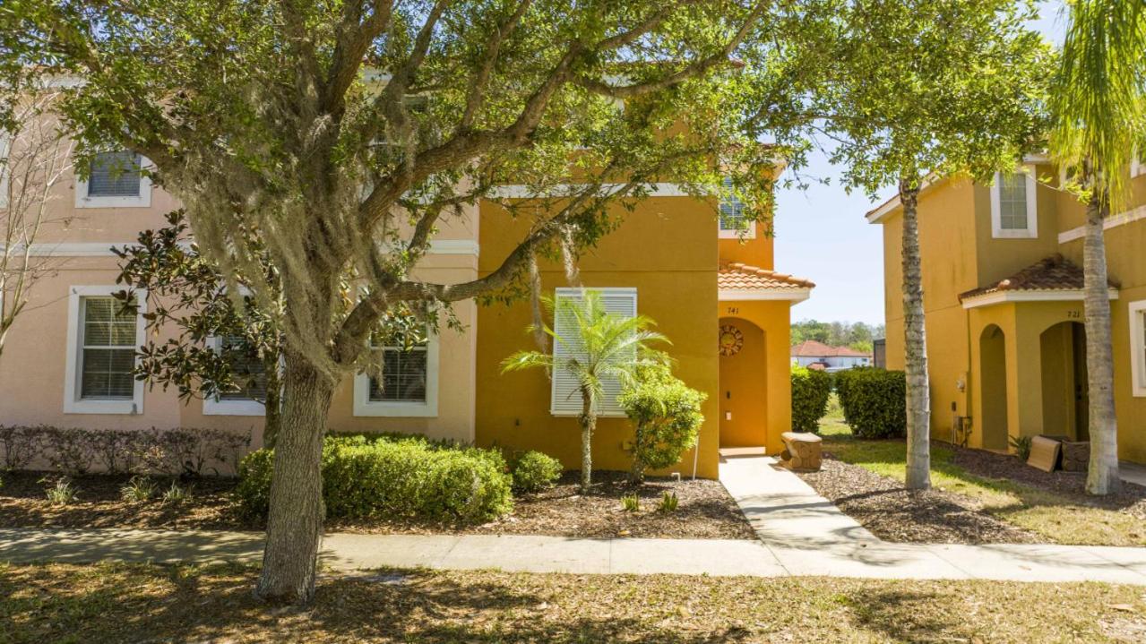 4BR Lakefront - Themed Rooms - Pool & BBQ! view 4