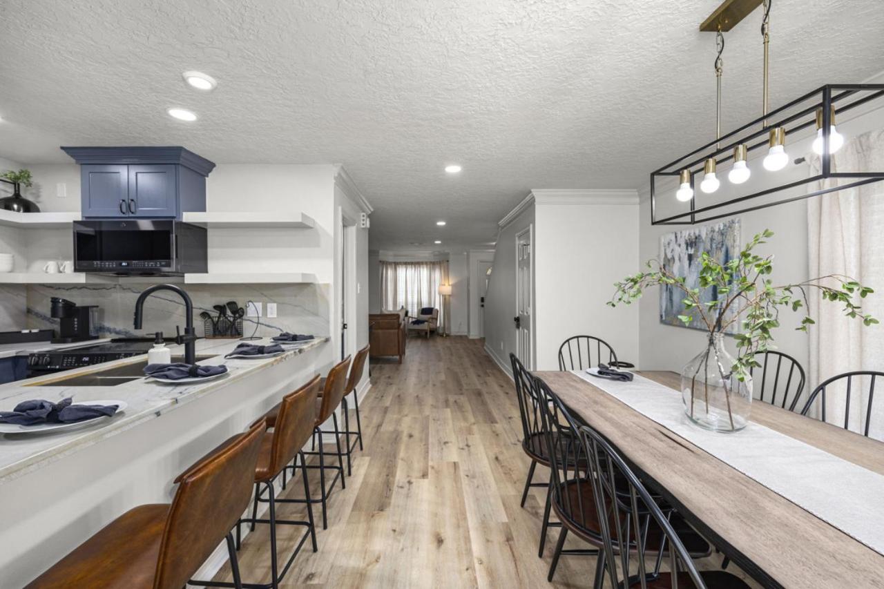 Walkable Montrose 2BR Townhome w Arcade, Mural, Sleeps 9