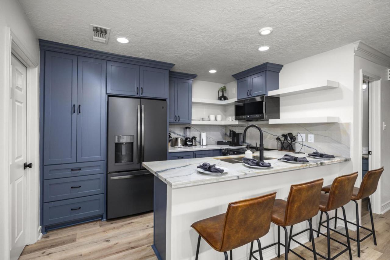 Walkable Montrose 2BR Townhome w Arcade, Mural, Sleeps 9