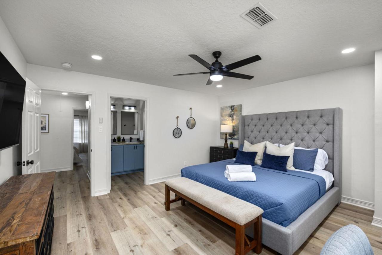 Walkable Montrose 2BR Townhome w Arcade, Mural, Sleeps 9