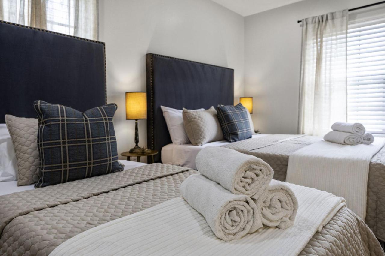 Walkable Montrose 2BR Townhome w Arcade, Mural, Sleeps 9