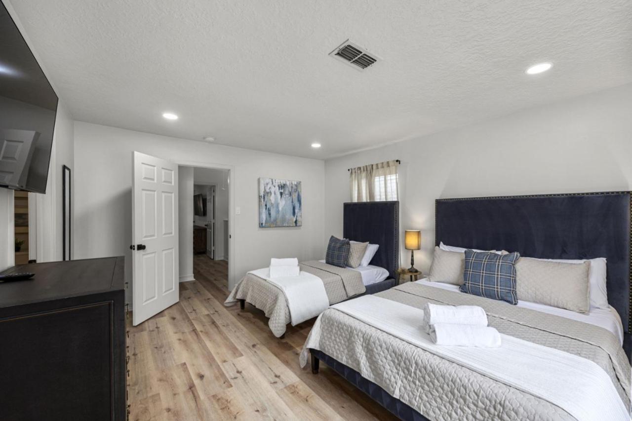 Walkable Montrose 2BR Townhome w Arcade, Mural, Sleeps 9