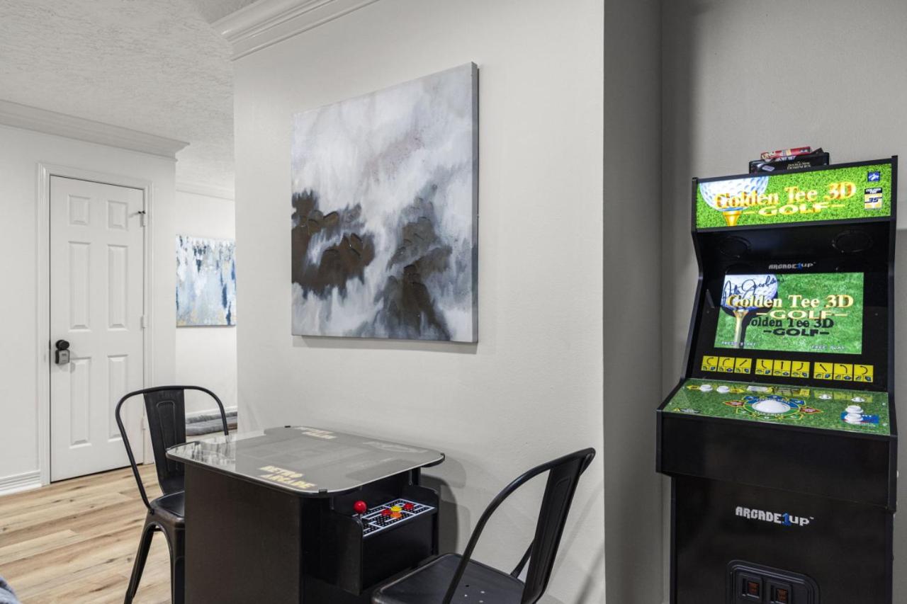 Walkable Montrose 2BR Townhome w Arcade, Mural, Sleeps 9