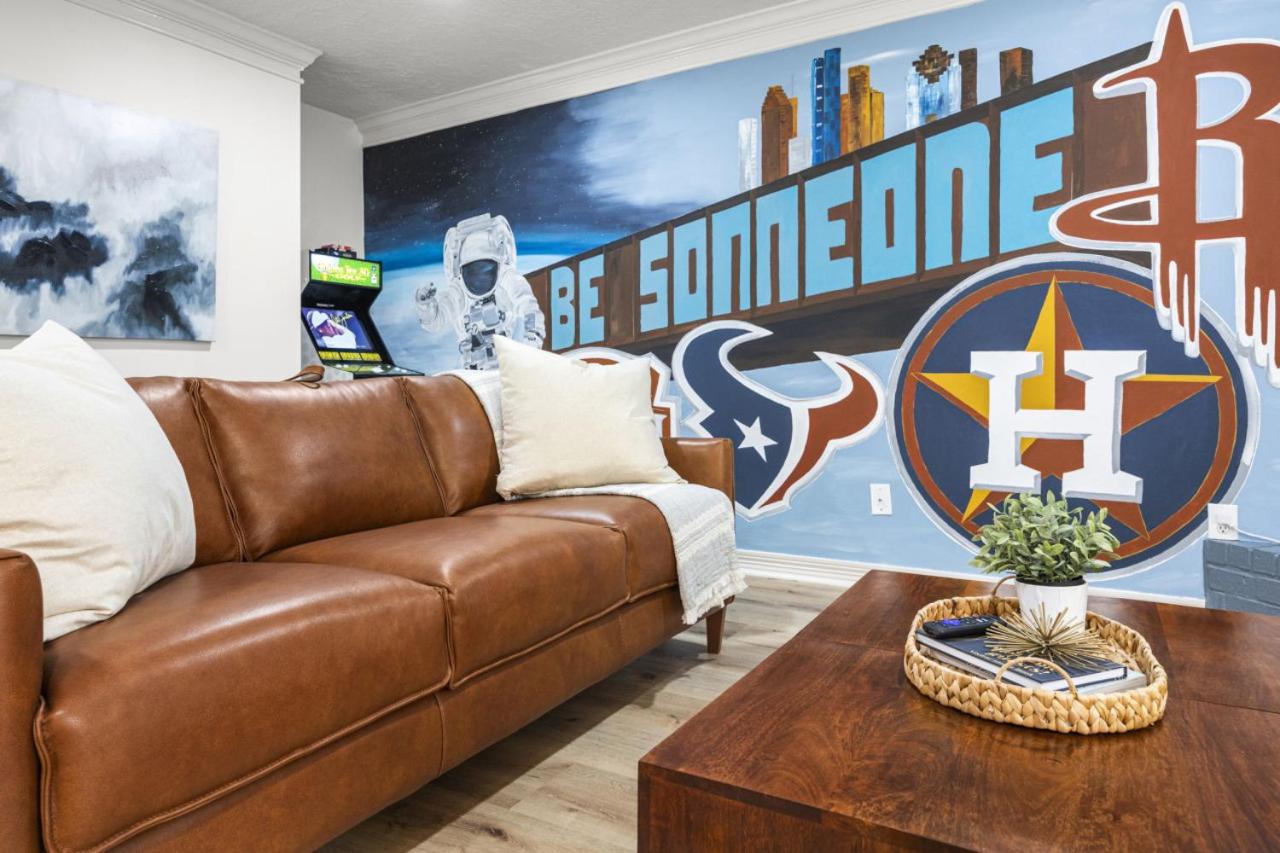 Walkable Montrose 2BR Townhome w Arcade, Mural, Sleeps 9