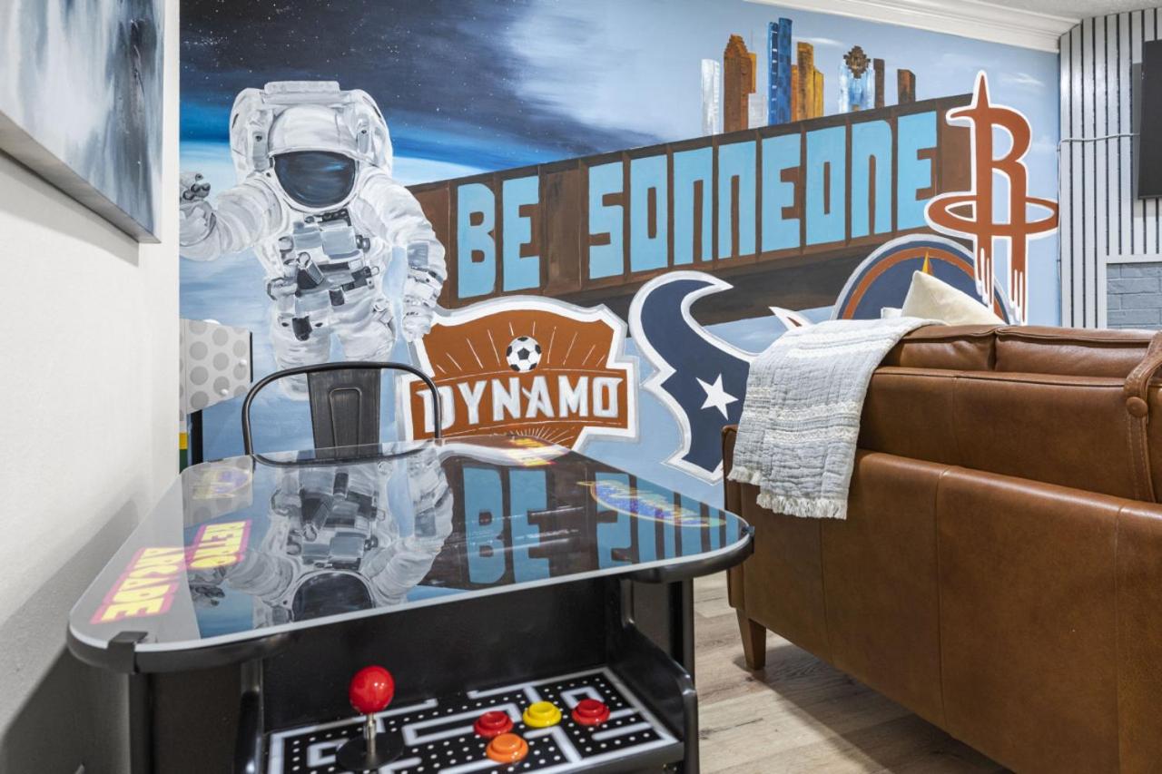 Walkable Montrose 2BR Townhome w Arcade, Mural, Sleeps 9