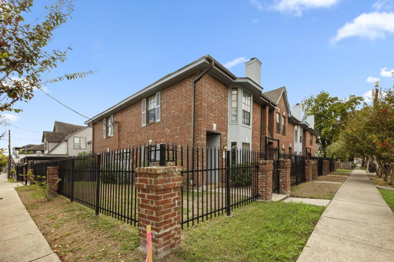 Walkable Montrose 2BR Townhome w Arcade, Mural, Sleeps 9
