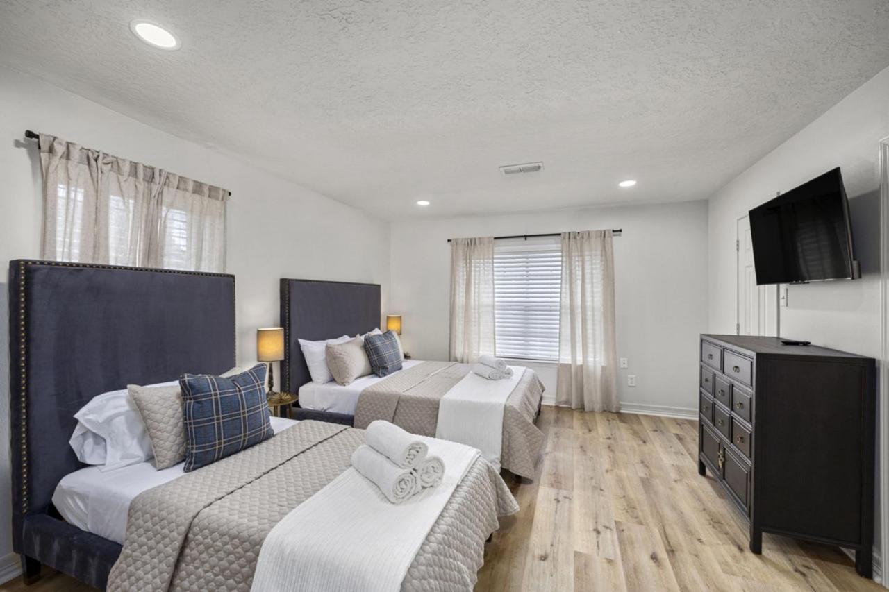 Walkable Montrose 2BR Townhome w Arcade, Mural, Sleeps 9