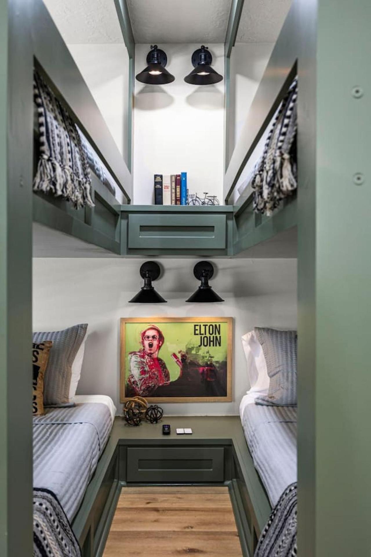 Music-Themed Montrose 2BR Townhome Sleeps 10 with Gated Parking view 4