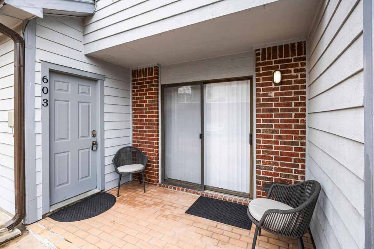 Music-Themed Montrose 2BR Townhome Sleeps 10 with Gated Parking view 2