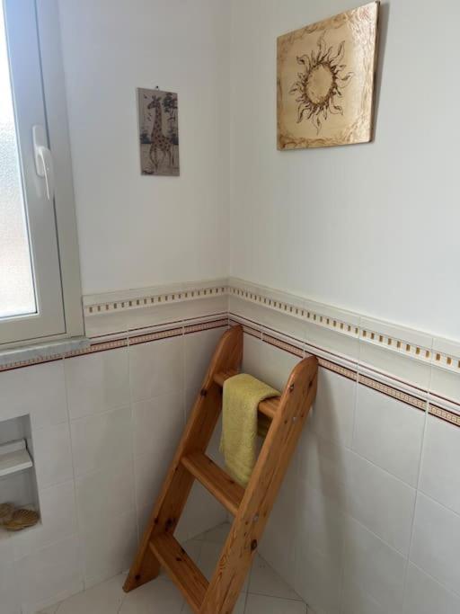 traversa 8, aeroporto en Cinisi — bathroom
