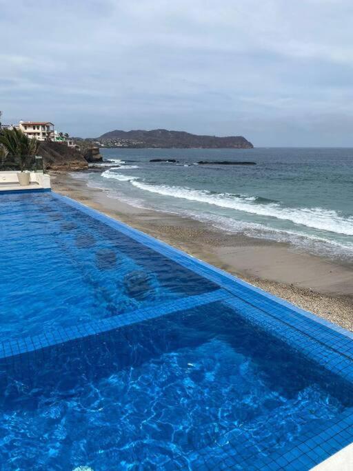 Waterfront apartment on Careyeros beach