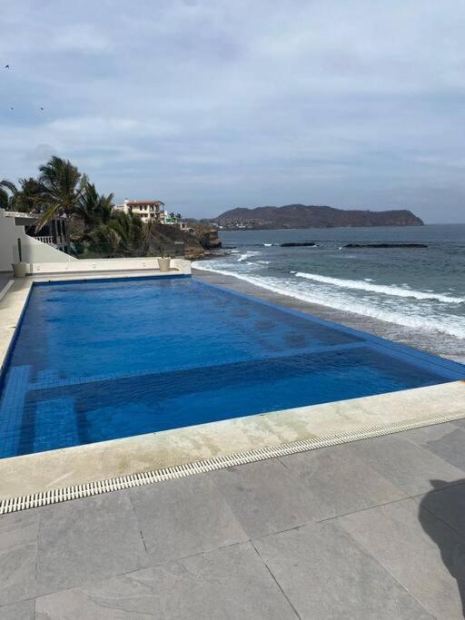 Waterfront apartment on Careyeros beach