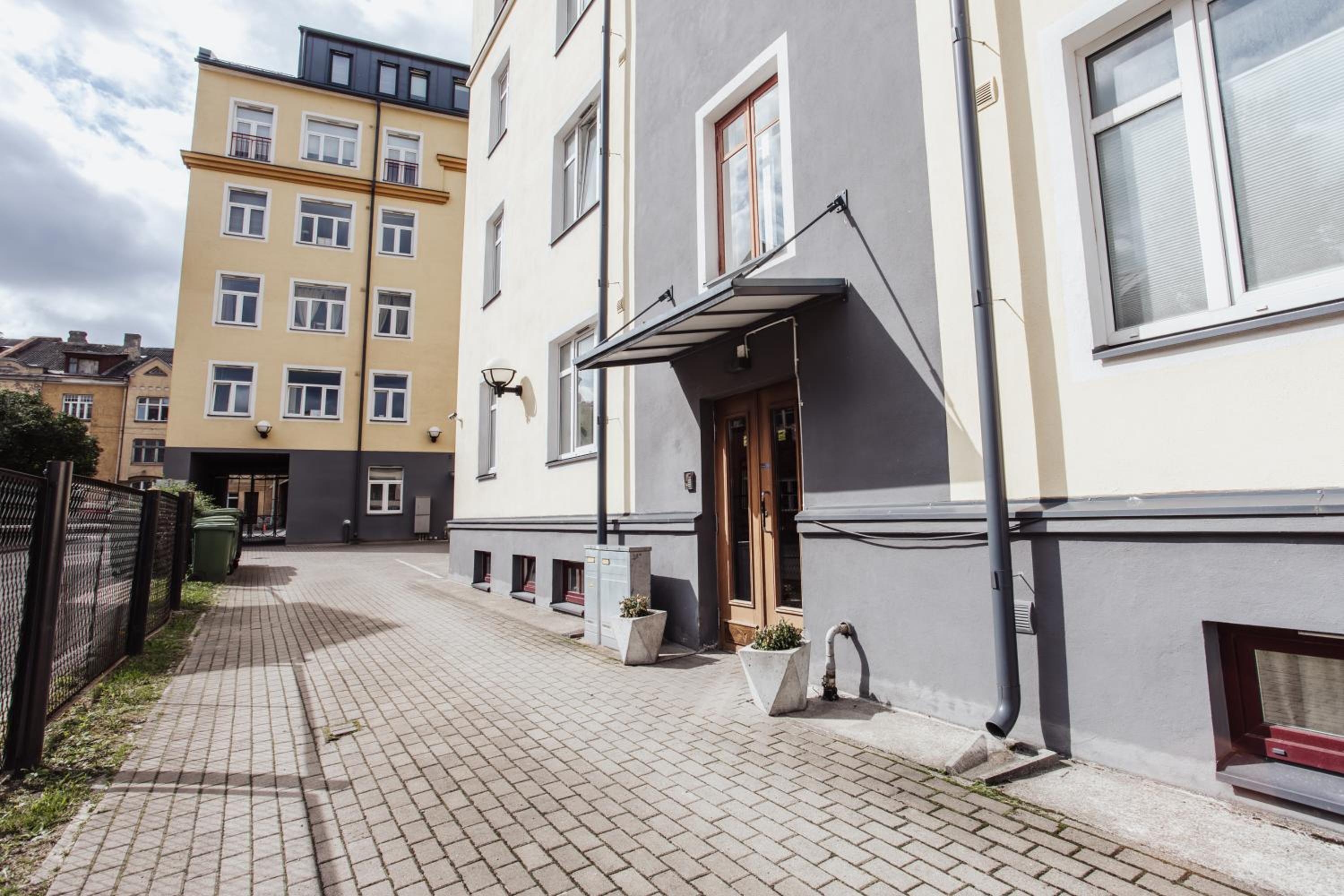 Spacious apartment near the Airport and Bus station