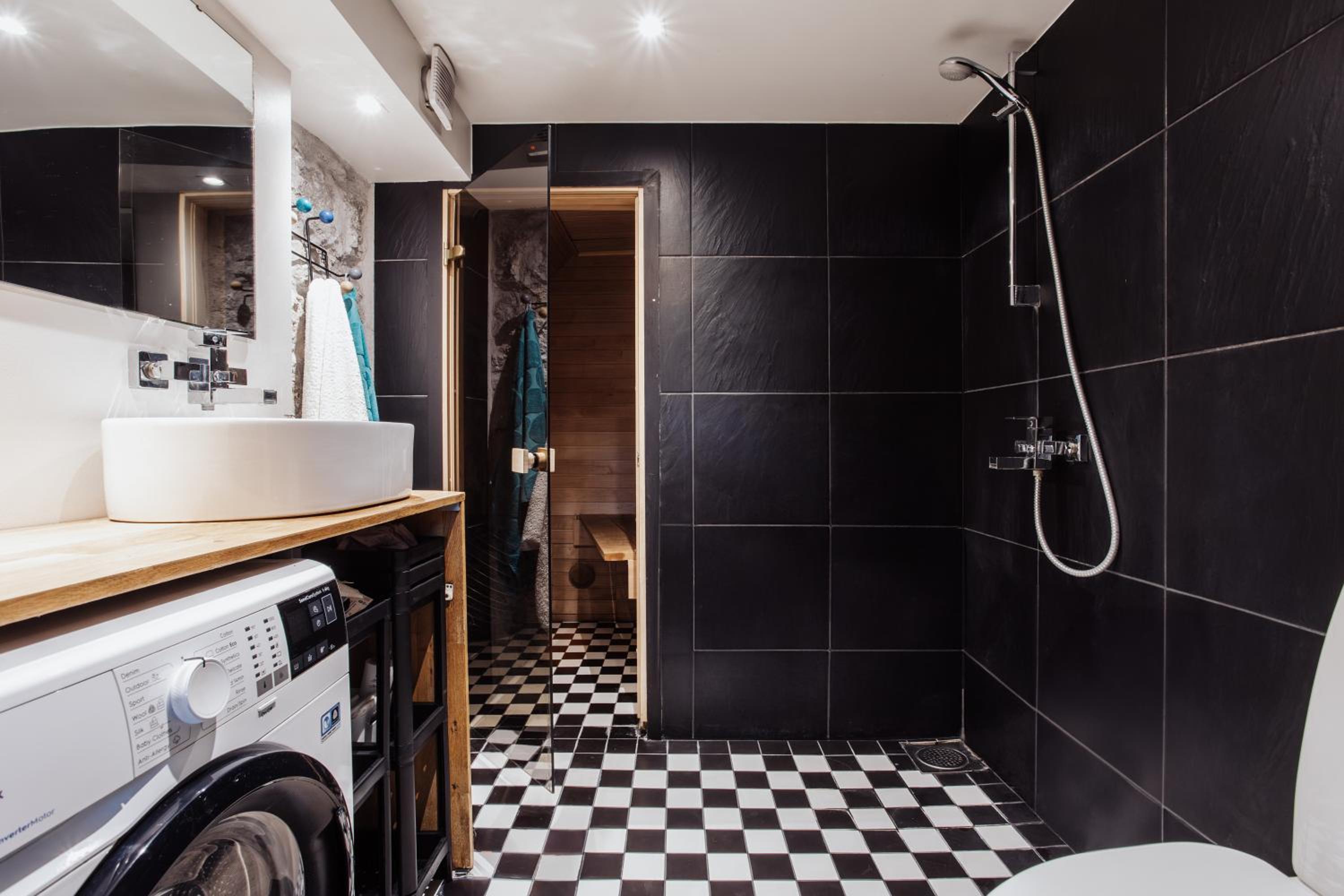 Spacious apartment near the Airport and Bus station