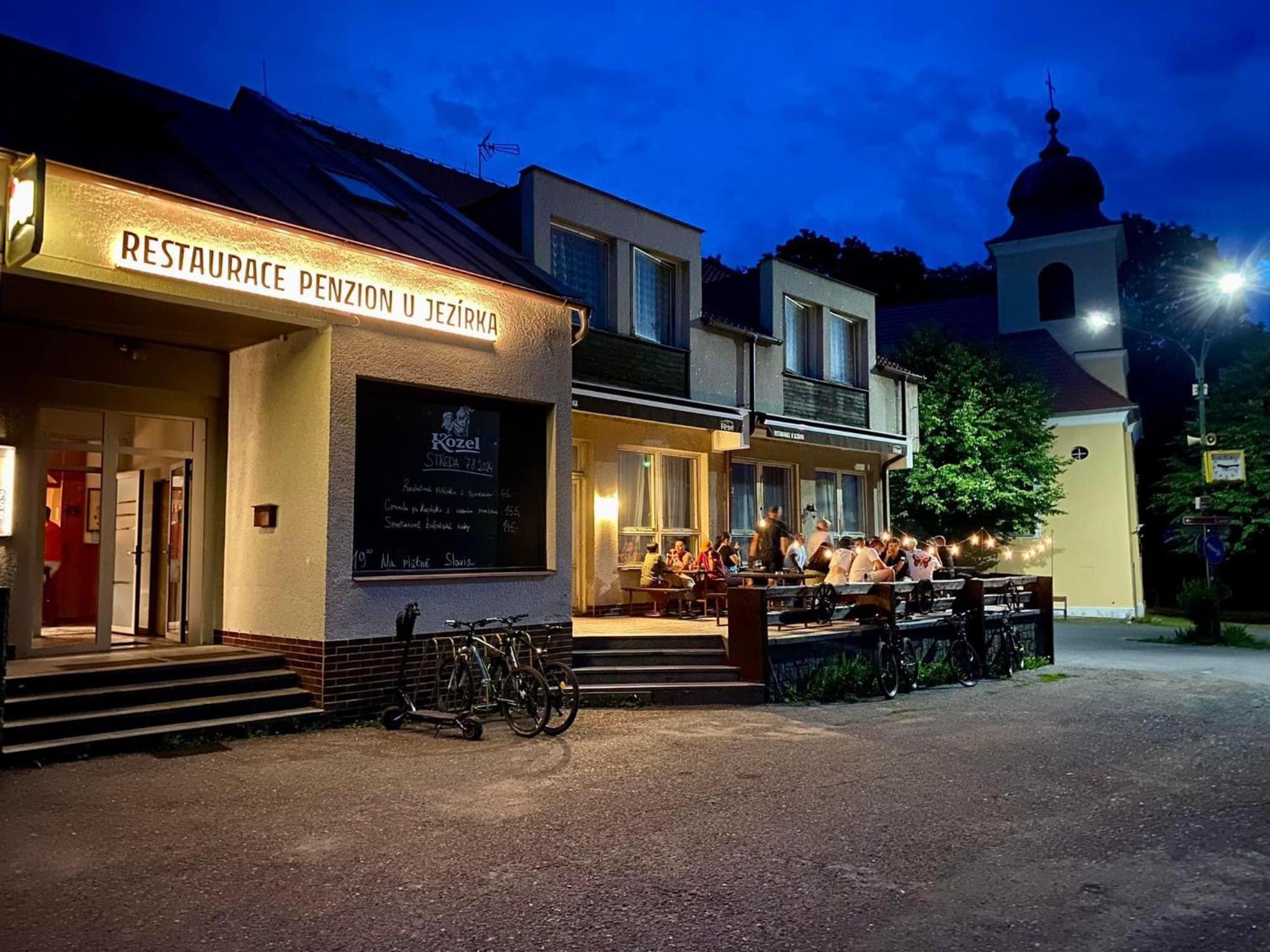 Restaurace a penzion U Jezírka