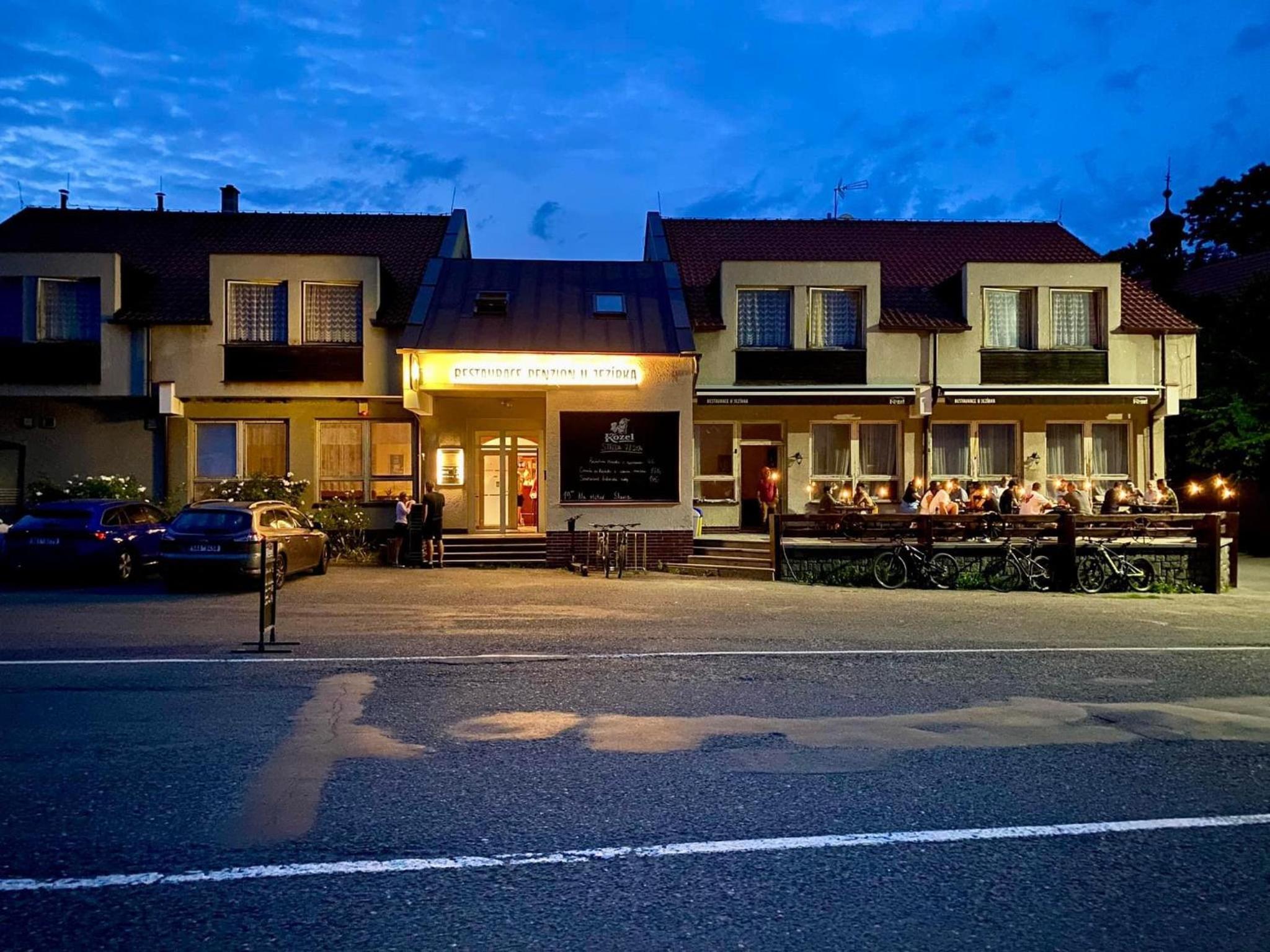 Restaurace a penzion U Jezírka