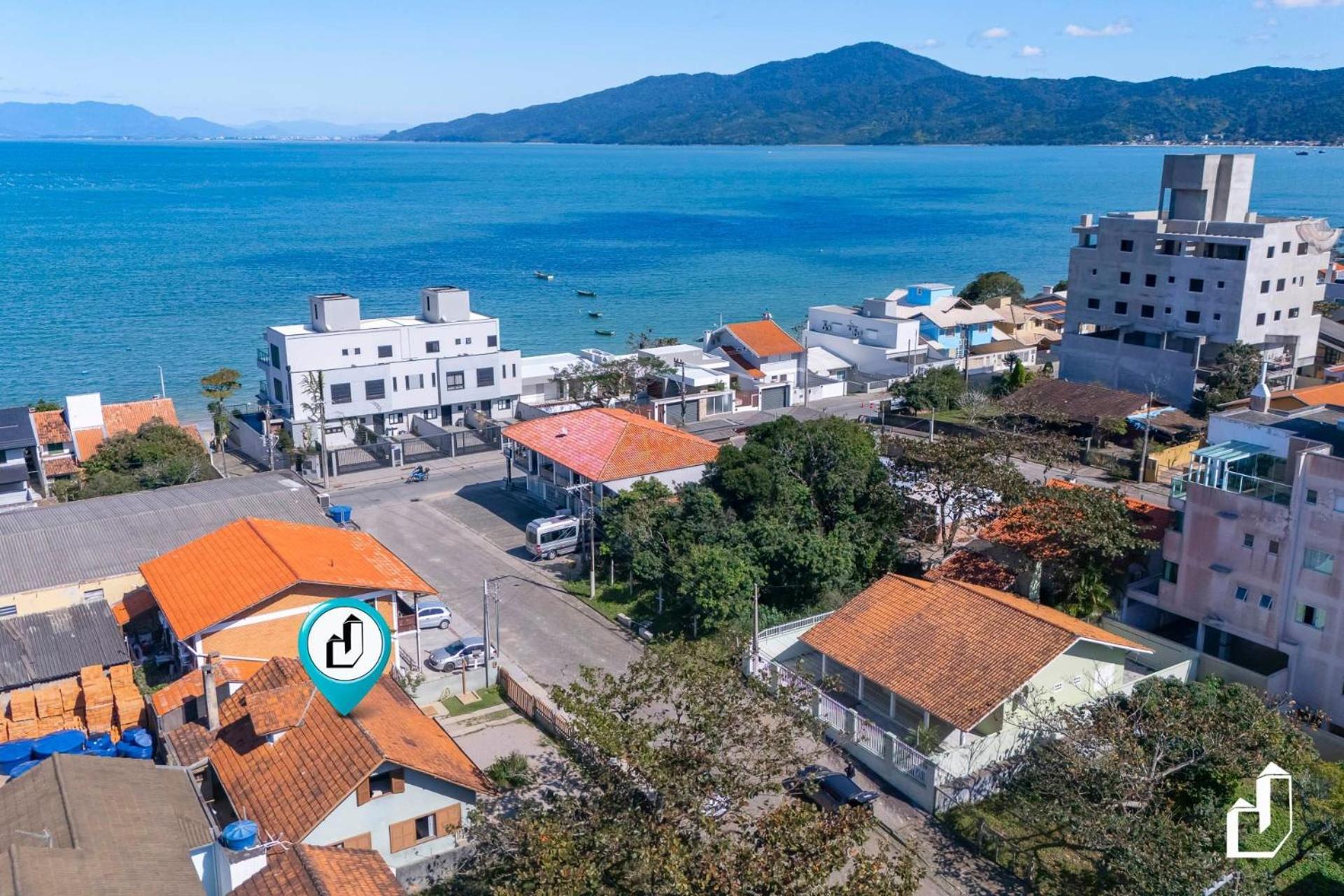 Casa com 04 quartos e área de churrasqueira