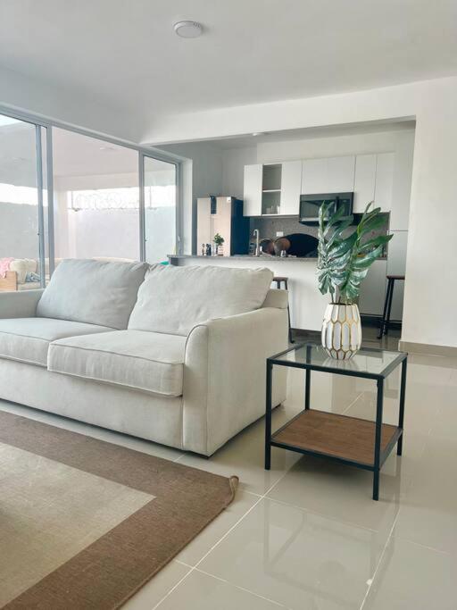 Casa Vacacional a 5 minutos del Aeropuerto by drvacationsrental