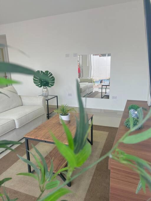 Casa Vacacional a 5 minutos del Aeropuerto by drvacationsrental