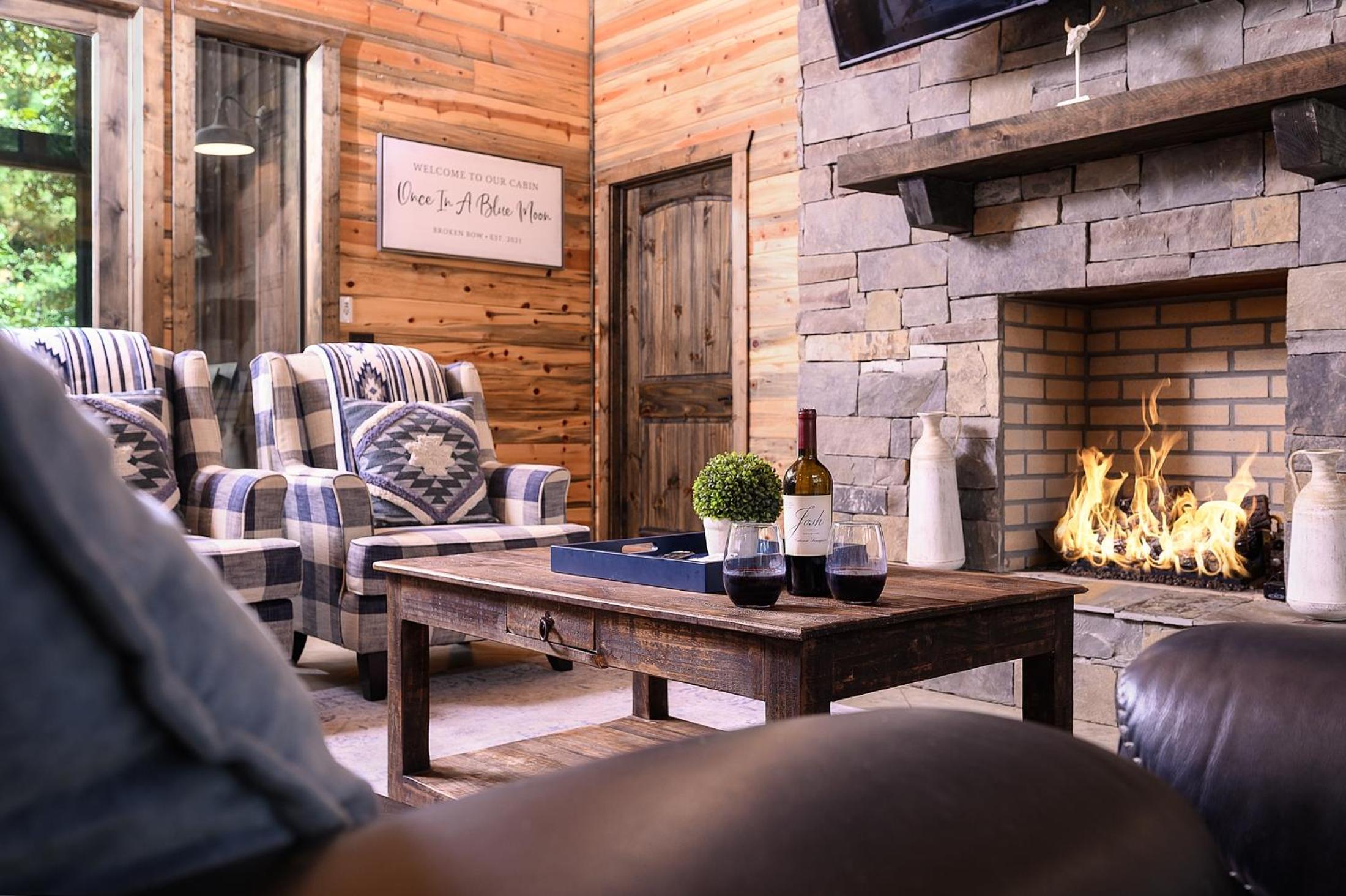 Luxurious family-friendly Broken Bow cabin w spa view 2