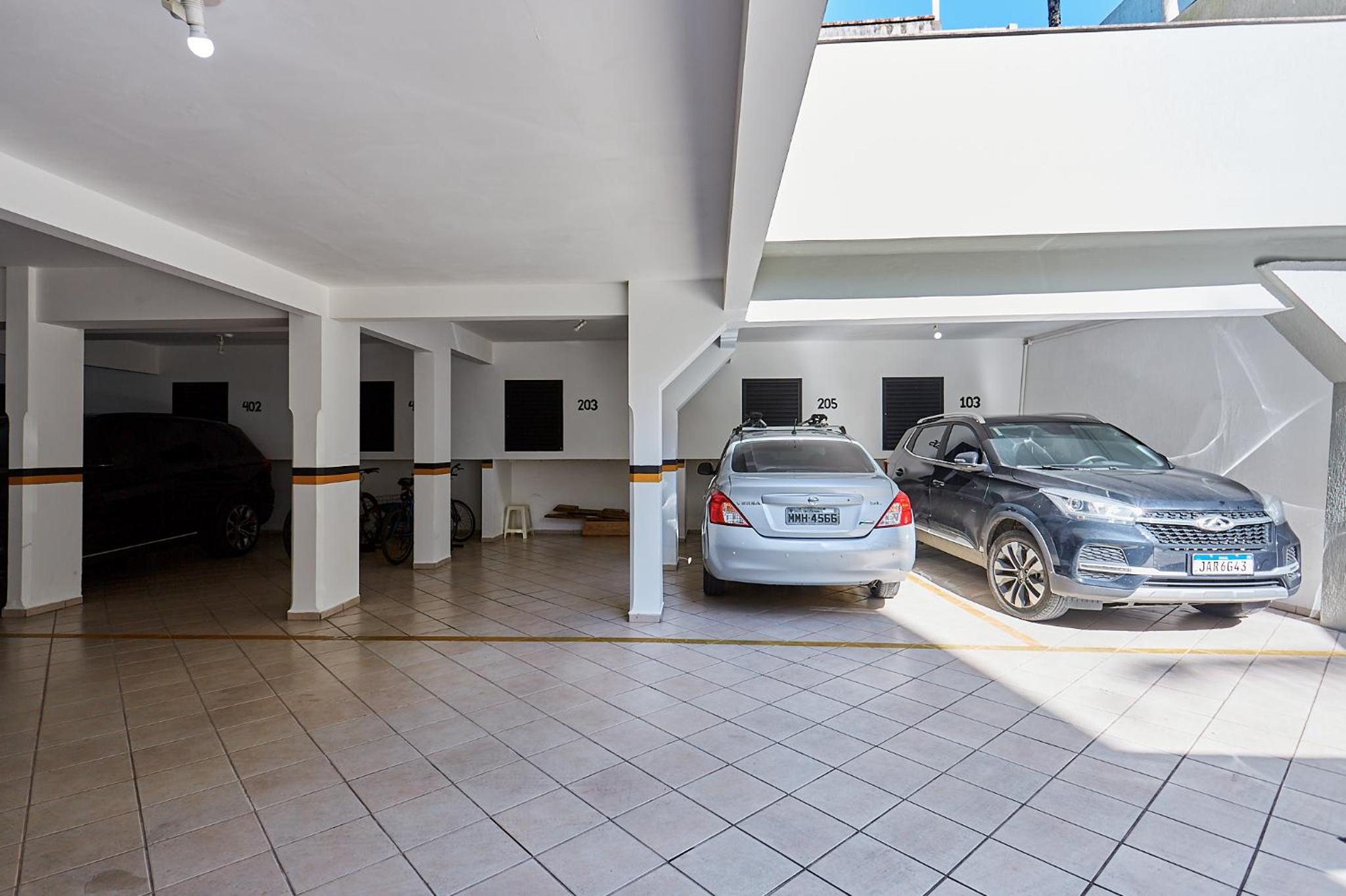 964 - Apartamento com vista para o mar, localizado na Avenida da praia do Centro de Bombinhas - 1 Vaga na Garagem
