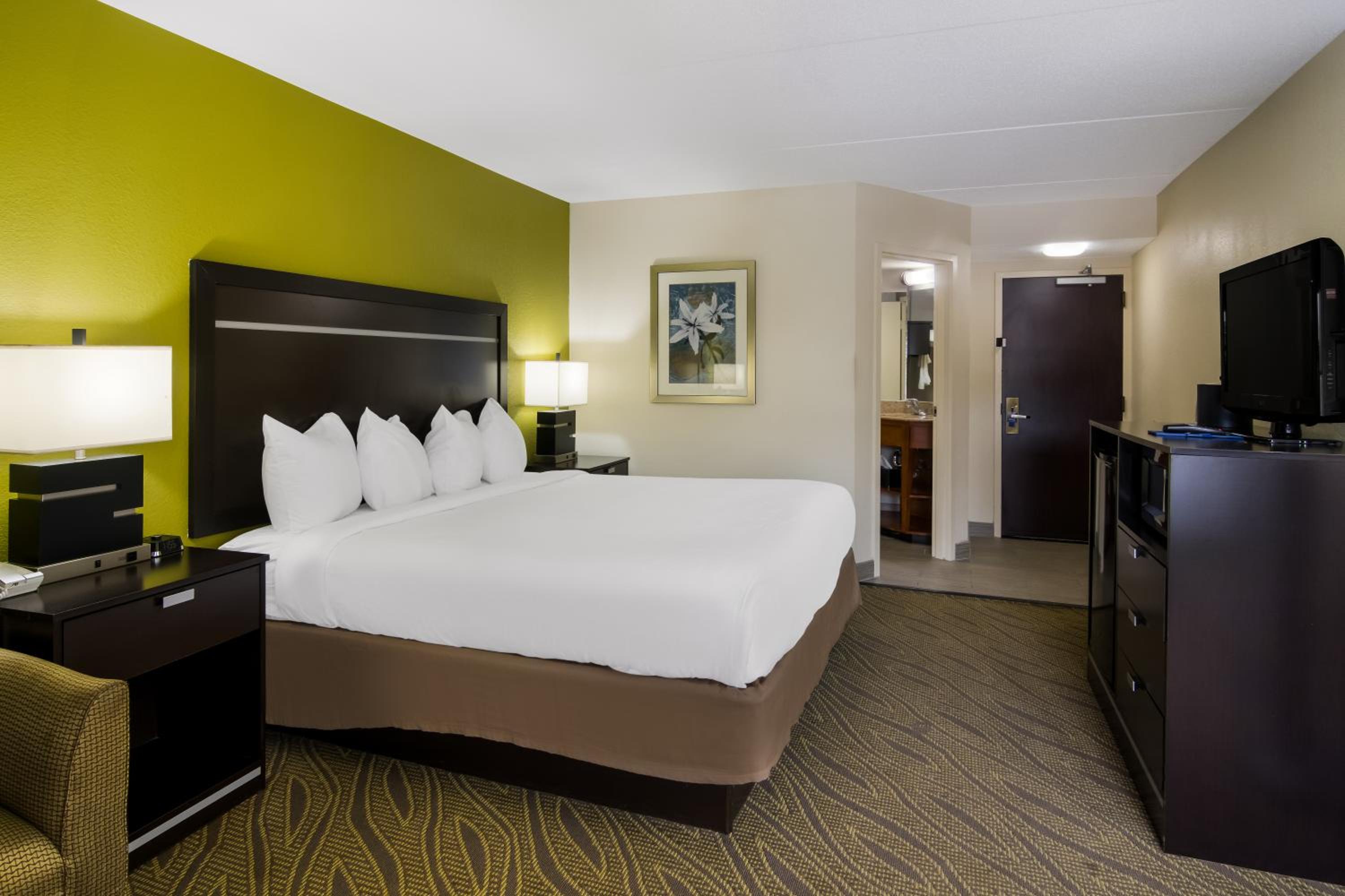 Cadillac Vacations - Comfort Inn - Property Image 7