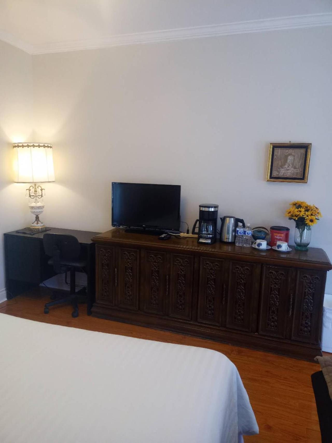 Resort style entire guesthouse with kitchen-2 rooms