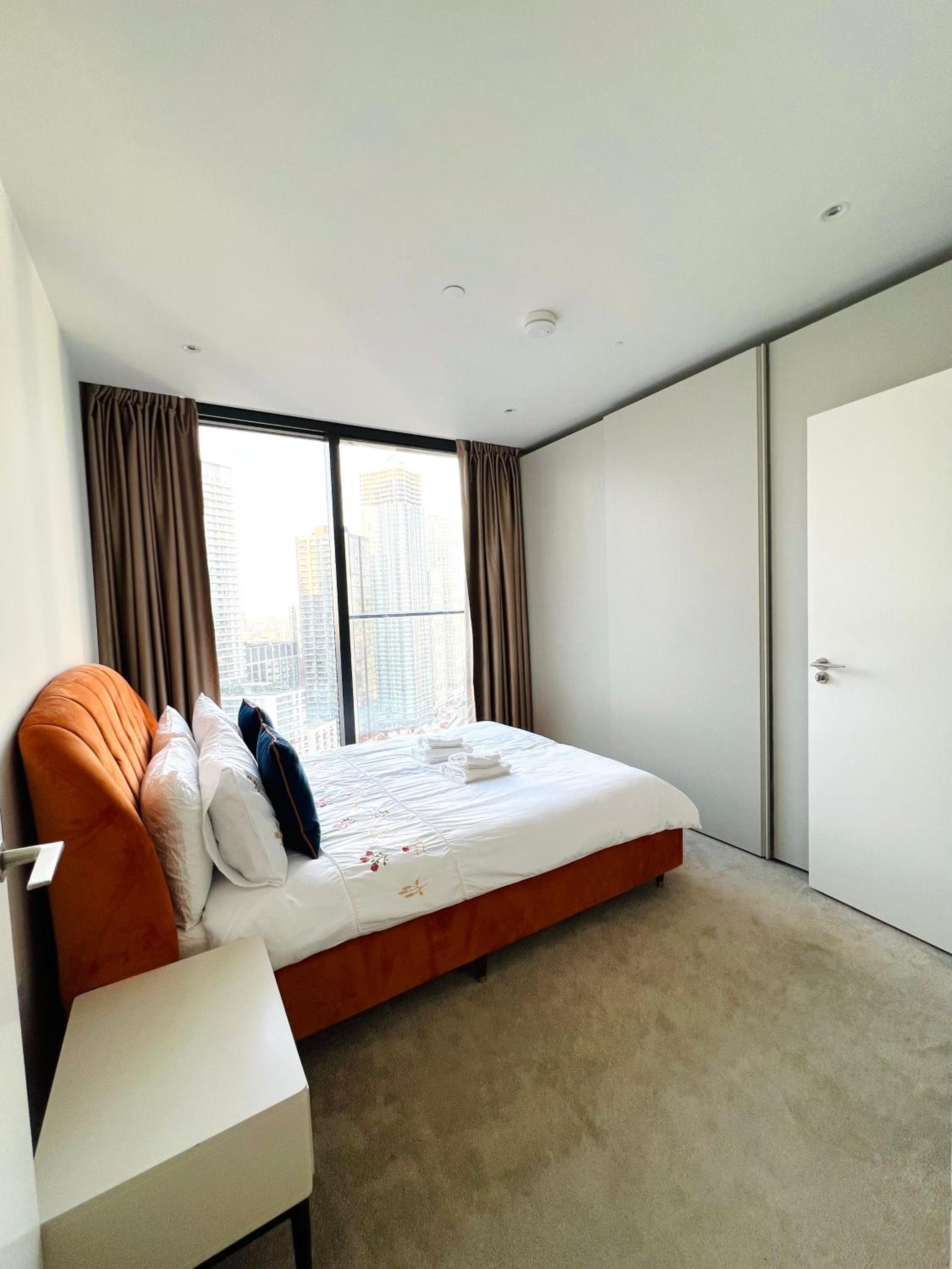 Luxury Apartment near Canary Wharf-O2-Excel-Stratford-Tower Hill-Bank-London Bridge-Bond street