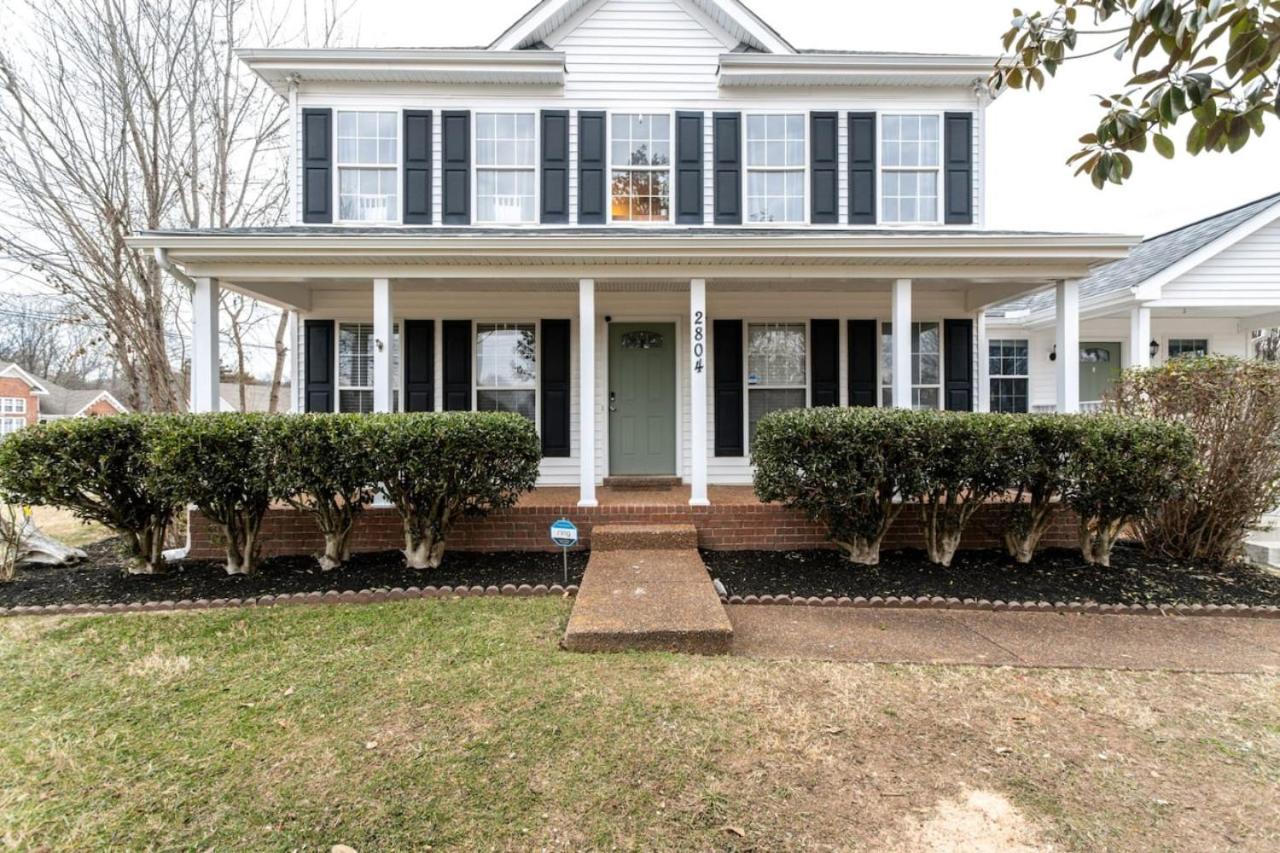 Stylish New 3BR 2.5BA Fire Pit Fence yard view 3
