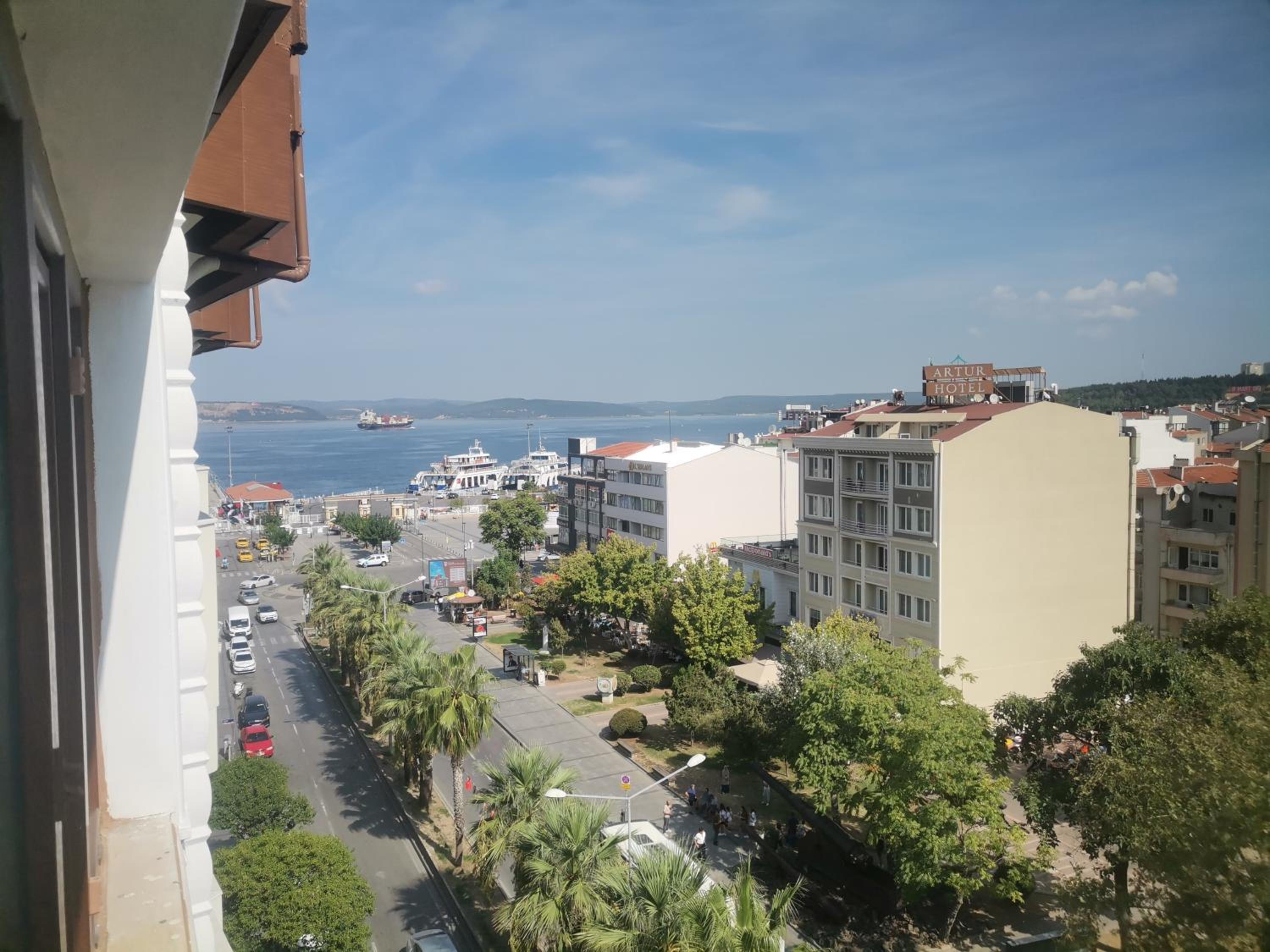 Against the Strait en Canakkale — balance & terrace