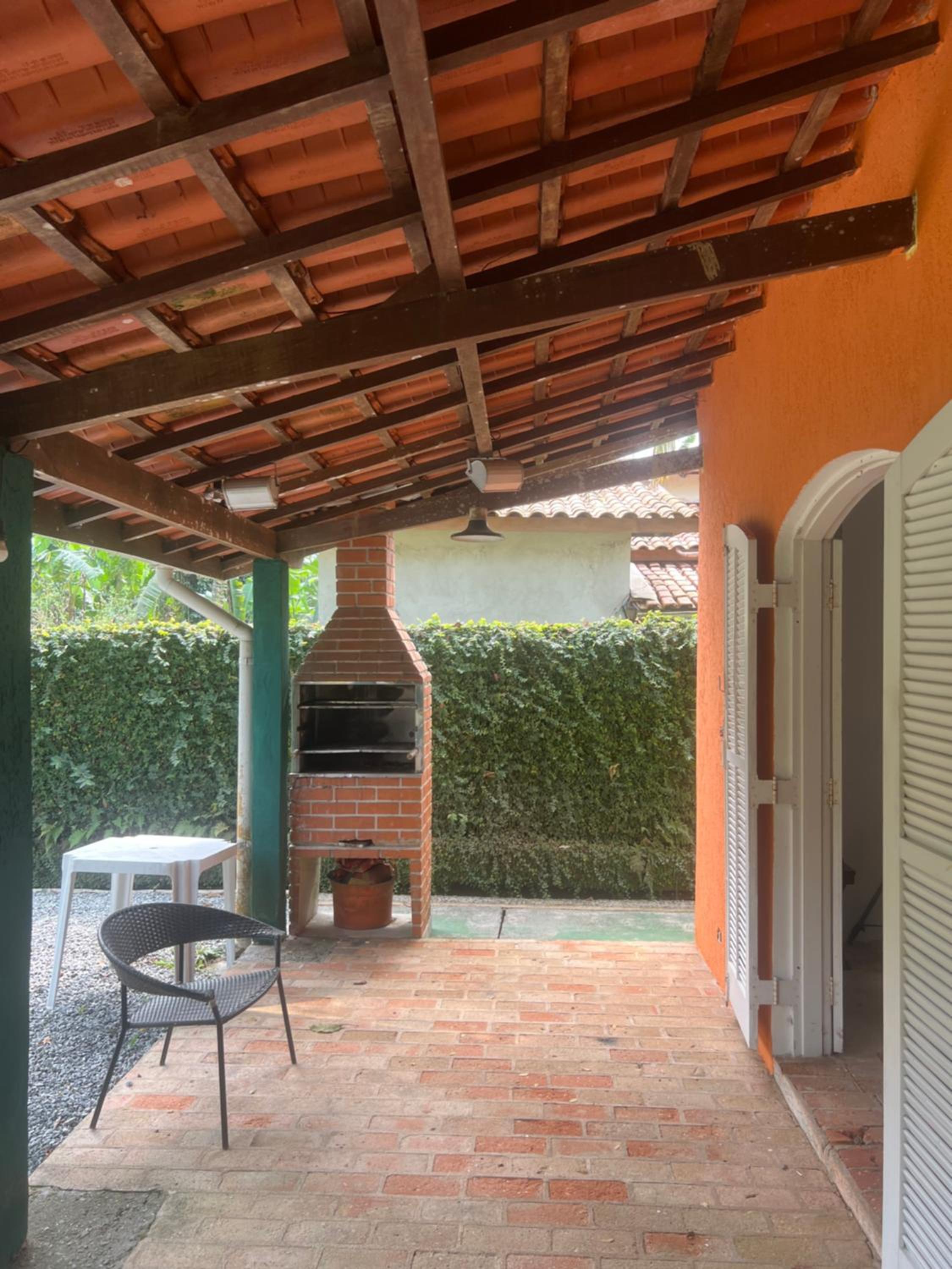 Casa térrea, frente para a Mata e Rio Boiçucanga