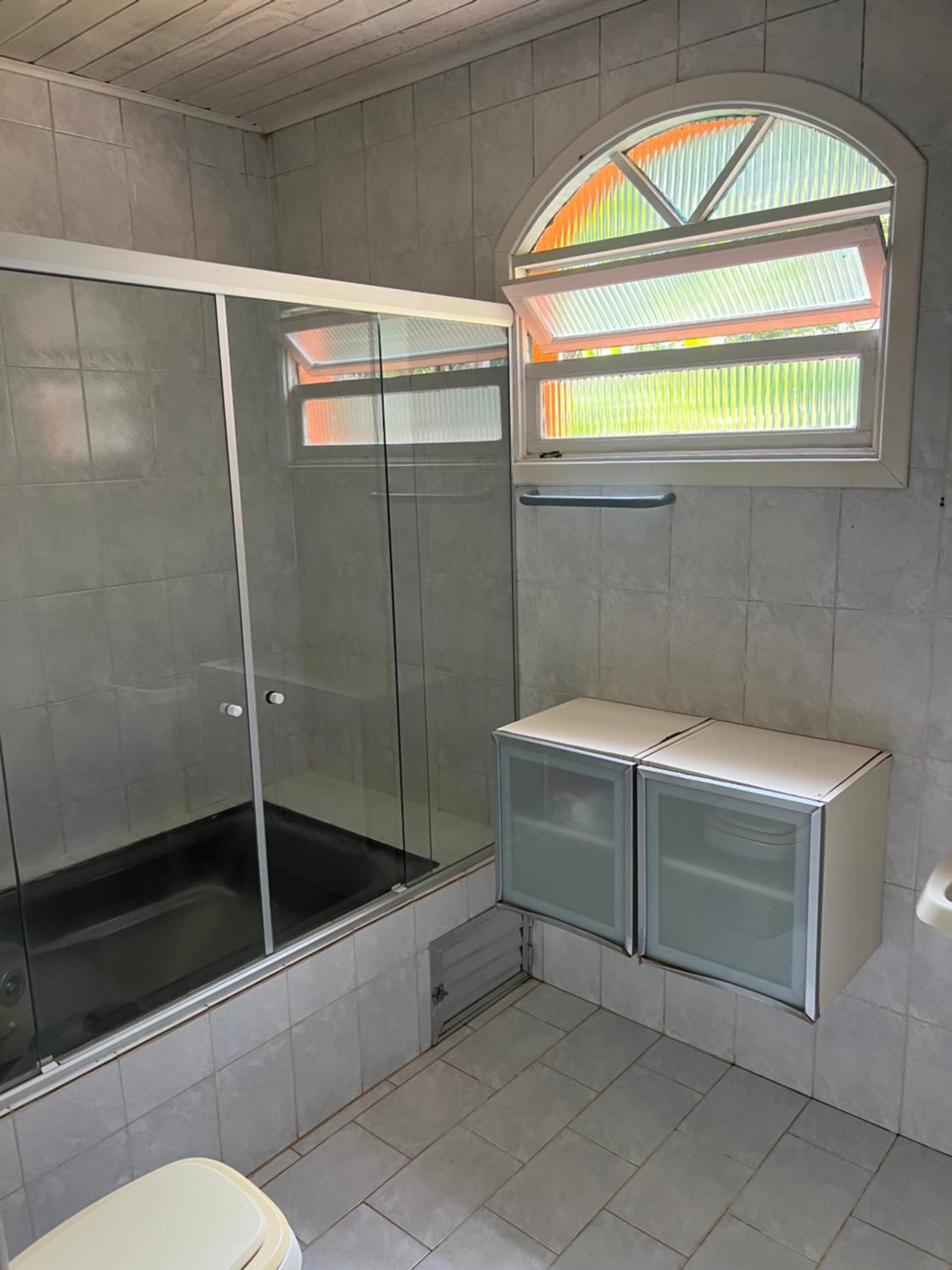 Casa térrea, frente para a Mata e Rio Boiçucanga