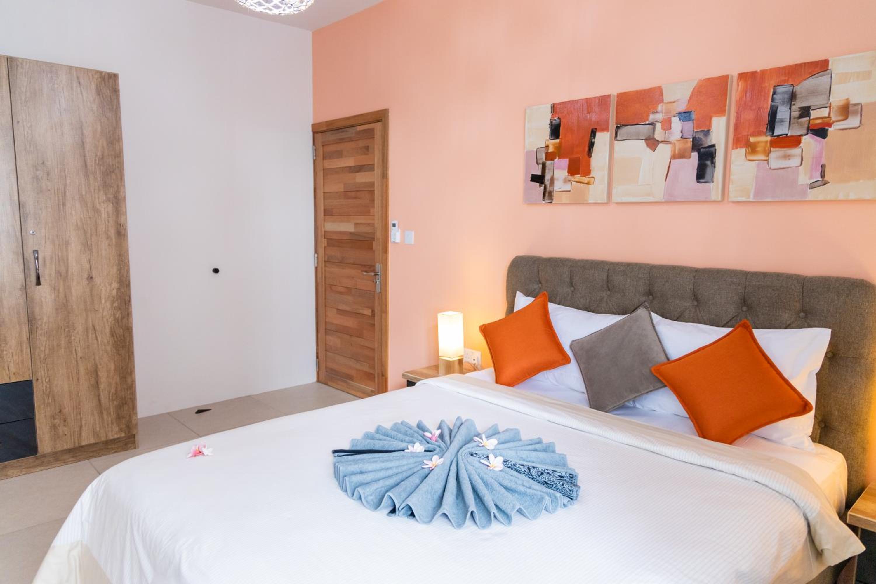 Luxury Tropical Oasis 3 BR with Pool close to Beach view 5