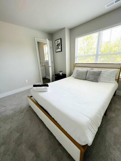 Brand New Build 10 Min- Uptown view 4