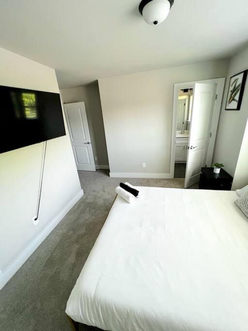 Brand New Build 10 Min- Uptown view 5