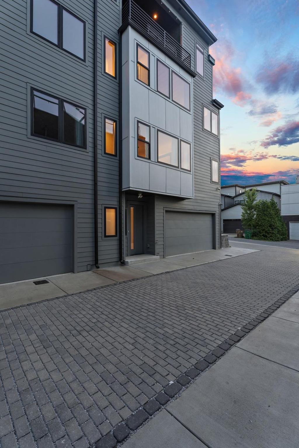 Unwind in Opulence 4BR 4BA Near Broadway view 4
