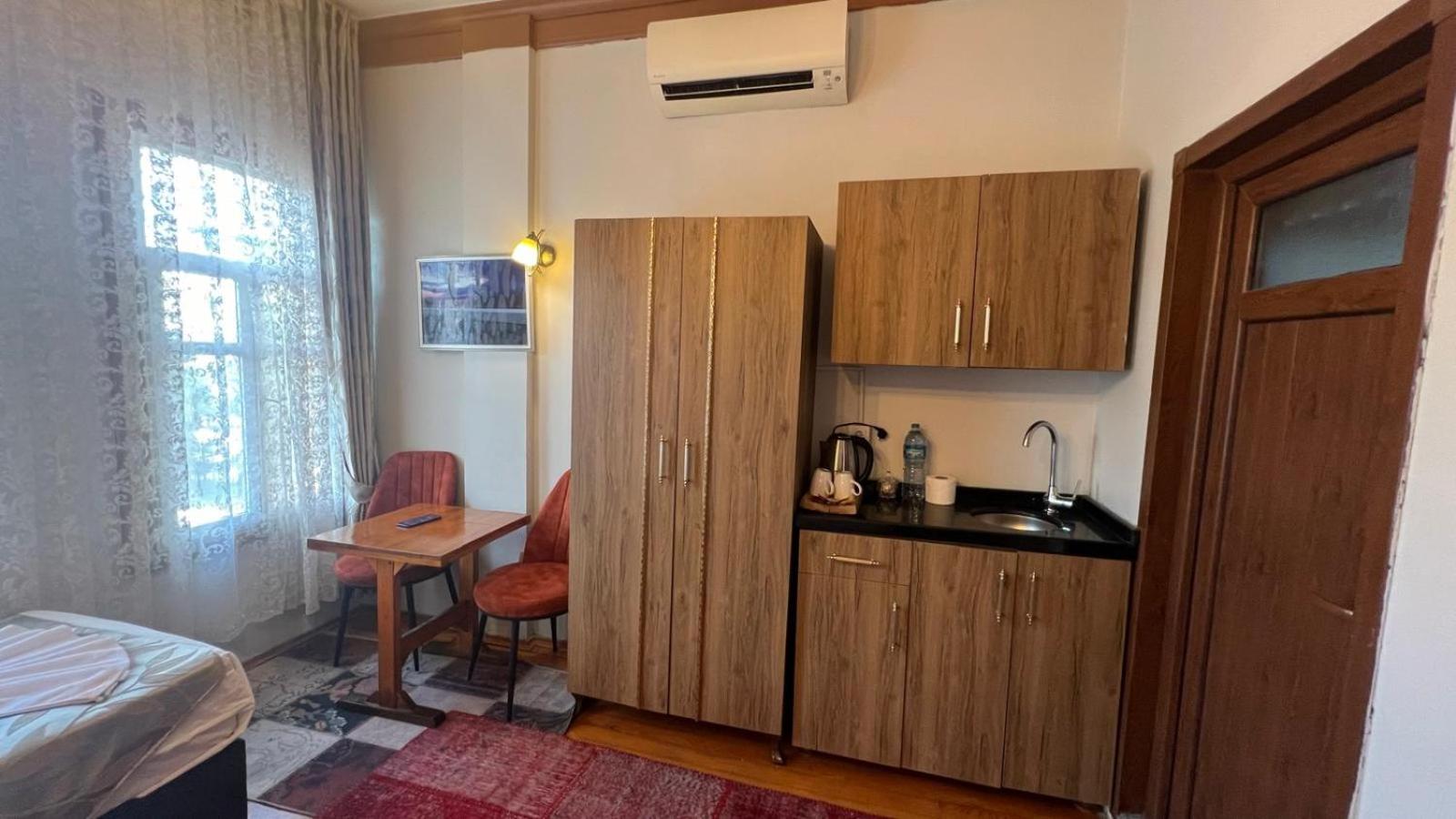 April Hotel - Image 5