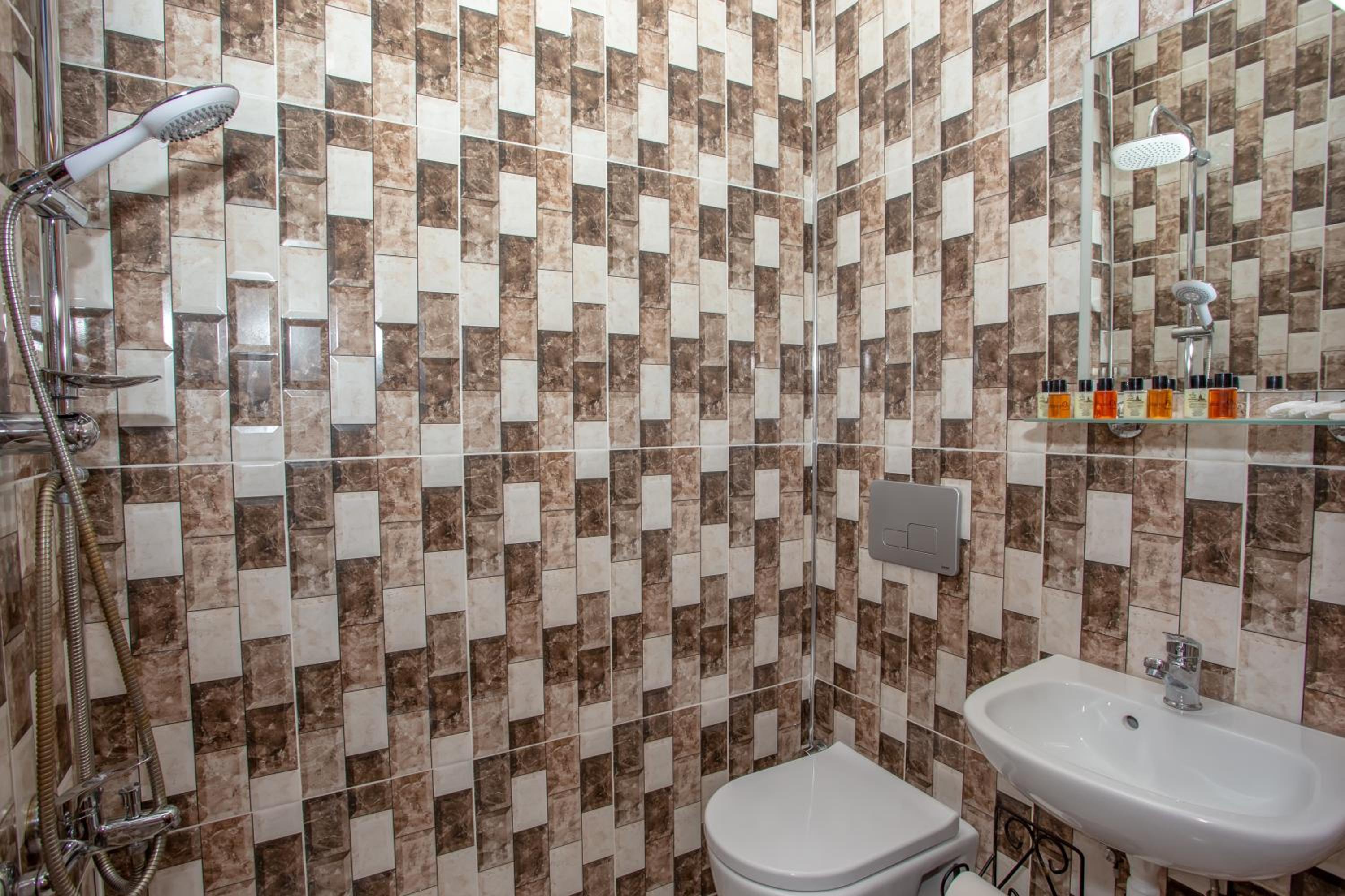 April Hotel - Image 73